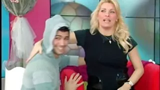 بدون سراويل داخلية تحت تنورتها ، تخلع ملابسها وتتجول في الشقة. افلام سكسي اجنب