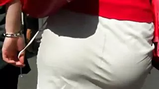 إليزابيث يستمني سكسي روسي مترجم على السرير.