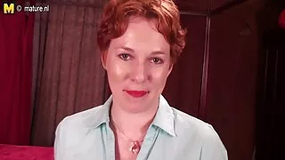 شقراء وقحة الأصابع لها المنشعب. سكسي بنات مترجم