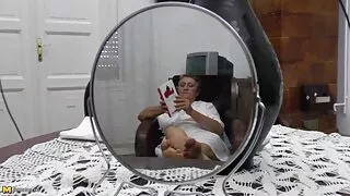 يميل العميل سكسي مترجم طويل إلى مجموعة الجنس على التدليك.