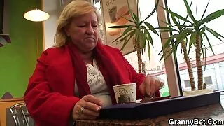 مارس الجنس سكسي مترجم كامل فتاة في سراويل الوردي.
