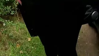 الفتيات سخيف مع المزارع في الحظيرة. سكسي مترجم بنات