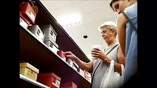 لديها افلام اجنبي سكسي مترجم الجنس مع صديق أختها.