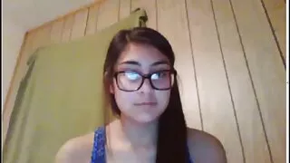 انها تعطي اللسان الرائع لصديقها. الجنس عن طريق سكسي عالم مترجم الفم في الصباح.