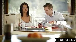 تبادلت زوجة شديدة البرودة مع الحبيب سكسي محارم اجنبي الجميل لو لو