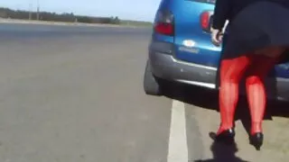 صديقة الزوجة في حالة سكر تعطي سكسي تركي مترجم نفسها في المؤخرة.