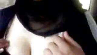 شقراء تمتص السائق سكسي مترجم طويل والملاعين له في المقعد الخلفي.