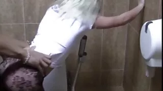 لوك هارت هارت سكسي مترجم ٢٠١٨ يتخلى عن الحمار اللعنة في حوض الاستحمام.