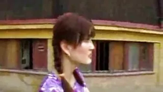 سخيف مع سكسي كترجم رجل أسود على السرير.