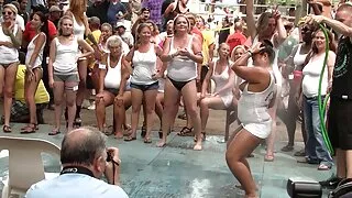 نحيلة الملاعين في حمام سكسي سحاق مترجم السباحة مع عشيقها.