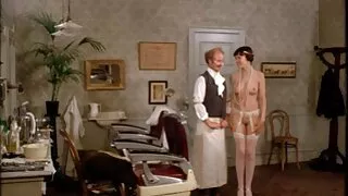 افرد ساقيك في جوارب سكسي مترجم محرم مخططة أمام عريس شخص آخر.